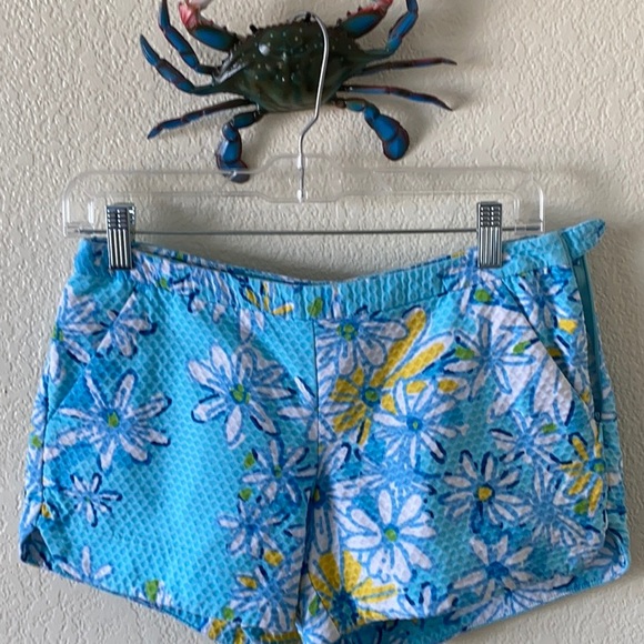 Lilly Pulitzer Pants - Lilly Pulitzer daisy blue shorts 🌼